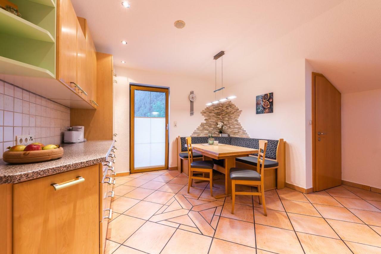 Haus Viktoria Apartamento Längenfeld Exterior foto