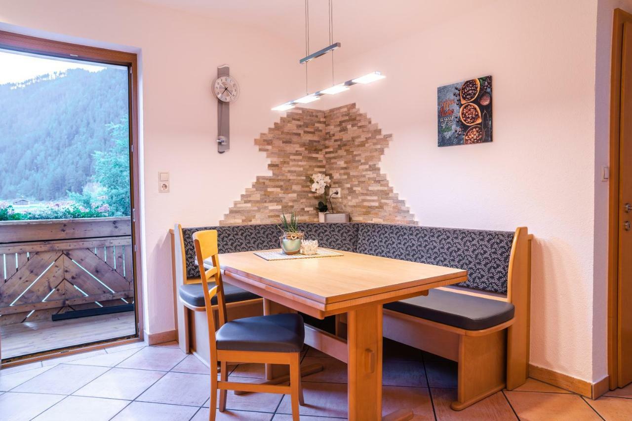 Haus Viktoria Apartamento Längenfeld Exterior foto